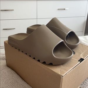 Yeezy slides “ core “ size 8 brand new never worn